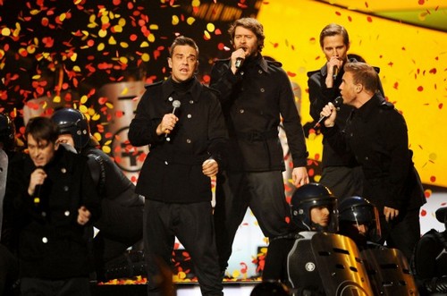 Take That, Robbie Williams in lacrime per la fine del tour