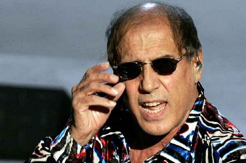 Adriano Celentano firma con la Universal