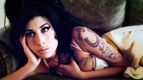 Amy Winehouse: una statua a Camden in suo onore
