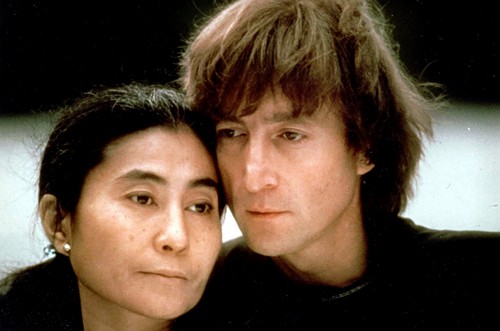 John Lennon, Yoko Ono denuncia un pub