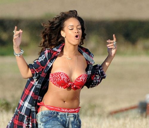 Rihanna a seno nudo nel video di We Found Love?