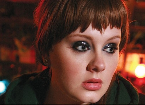 Adele: il fumo non danneggia la mia voce, parlare sì