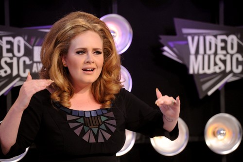 Adele si opera alla gola. Cancellati tutti i concerti del 2011