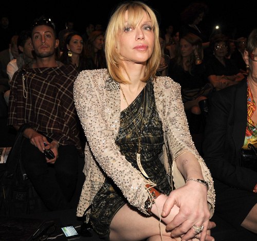 Courtney Love, si spoglia, litiga con i fan, accusa Dave Grohl ed esce di scena