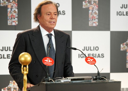 Julio Iglesias: premiato come star spagnola più famosa