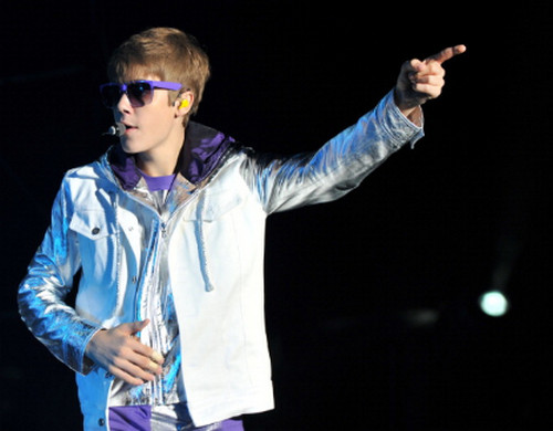 Justin Bieber: "Sono onorato e felice di avere i miei fans"