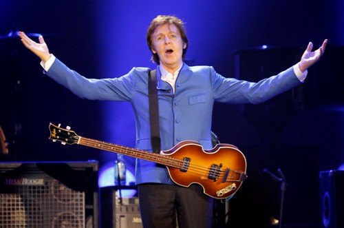 Paul McCartney cade dal palco