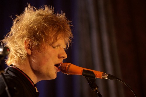 Video: Ed Sheeran canta a casa di una fan italiana
