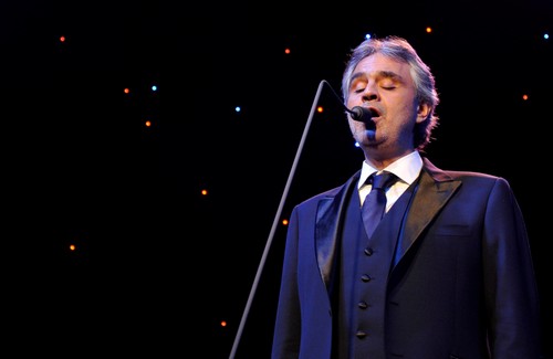 Andrea Bocelli colpito da faringite acuta