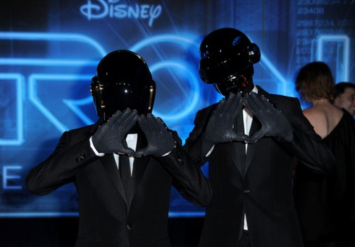 I Daft Punk suonano ancora con Kanye West, ma ora vestono Yves Saint Laurent