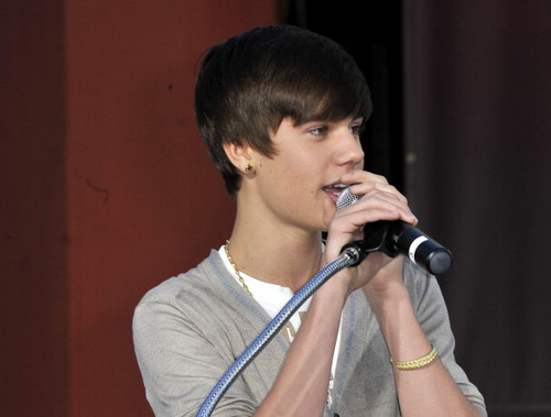 Justin Bieber rivela una parte del testo del suo singolo, Boyfriend