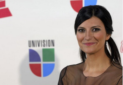 Laura Pausini e lo show con un prete fan al concerto di Bari