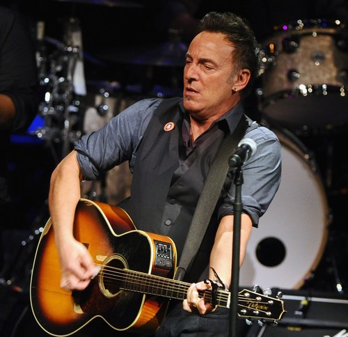 Bruce Springsteen beve la birra di una fan (Video)