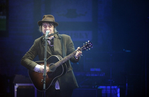 Pete Doherty di nuovo sul palco dopo essere stato epulso da un centro di riabilitazione in Thailandia