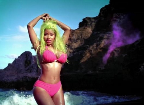 Nicki Minaj, in Starships è una sirenetta extra-terrestre sensuale