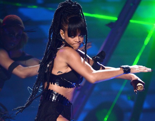 Rihanna celebra l'uscita del primo singolo Pon De Replay