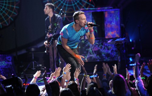 Coldplay: i braccialetti dei concerti costano troppo