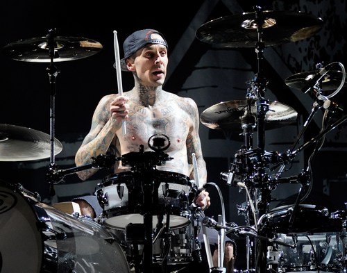 Blink-182, Travis Barker si opera d'urgenza: cancellate le tappe di maggio del tour