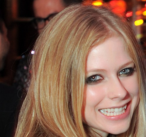 Avril Lavigne dona strumenti musicali a un ospedale pediatrico