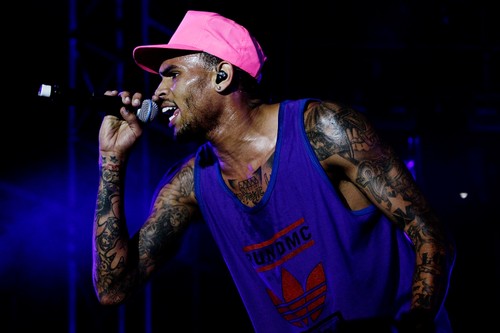 Chris Brown, adesivi sul suo ultimo cd: "Quest'uomo picchia le donne" 