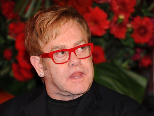 Elton John, concerto sospeso per troppo vento
