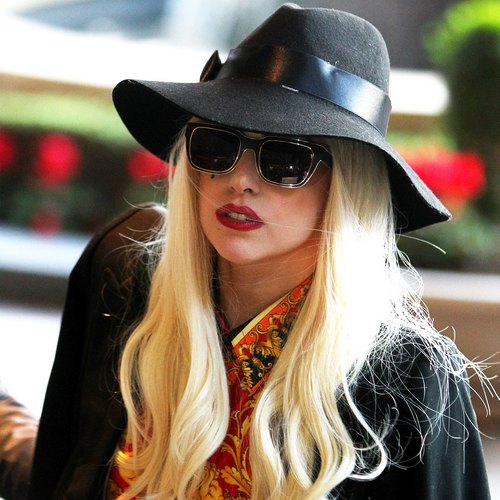 Lady Gaga centrata in pieno viso da una bottiglietta d'acqua durante un concerto