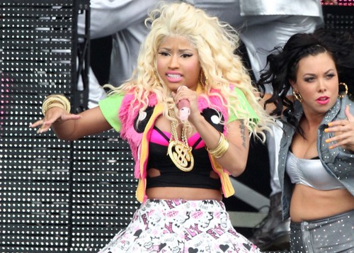 Nicki Minaj assalita da un fan (video)