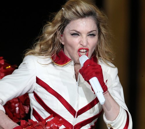 Madonna criticata per aver usato una pistola durante un concerto a Denver 