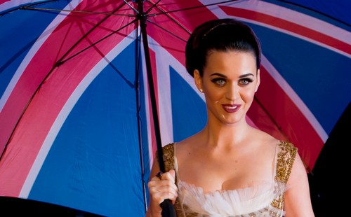 Katy Perry: video pieni di "simbolismo fallico"