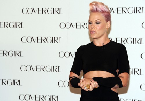 Pink: "Canto meglio a testa in giù"