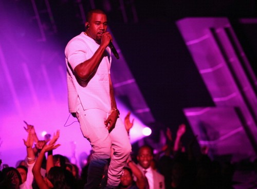 Kanye West: "Torno a riscrivere i miei testi quando ci sono troppe parolacce"