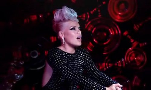 Pink: anteprima video Try