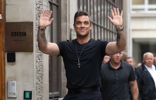 Robbie Williams: Different è il secondo singolo da Take The Crown (Audio)