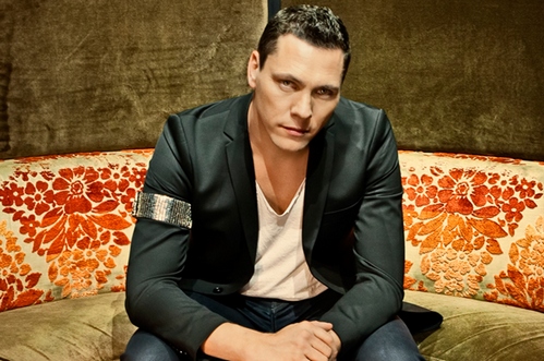 Tiesto pubblica Dance (Red) save lives, la compilation benefica contro l'Aids