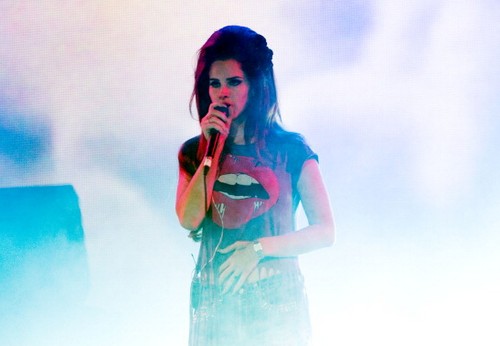 Lana Del Rey: il concerto a Milano si terrà al Mediolanum Forum per la grande richiesta di biglietti