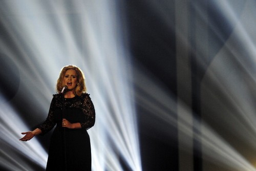 Adele: Entertainer Of The Year, più suonata nei karaoke e ai funerali