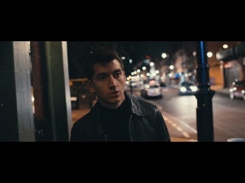 Video thumbnail for youtube video Guarda Why’d You Only Call Me When You’re High?, il nuovo video degli Arctic Monkeys | Musickr - Video e Testi Canzoni