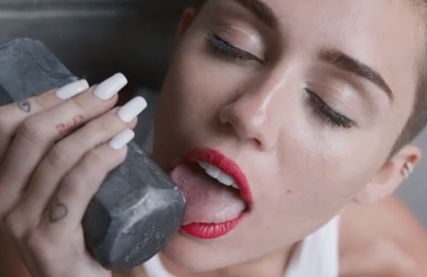 Miley Cyrus nuda batte i One Direction - Il video di Wrecking Ball
