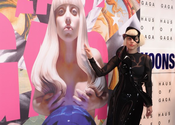 Lady Gaga presenta ARTPOP a New York, le immagini del party e del vestito volante di Gaga