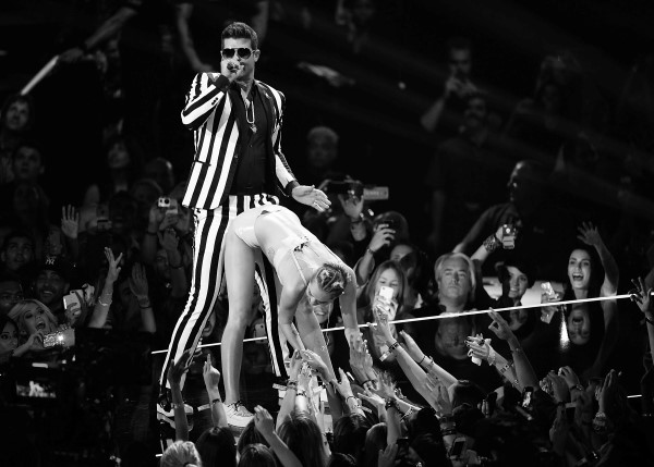 European Music Awards 2013, Miley Cyrus e Robin Thicke insieme sul palco - Ospiti e nomination