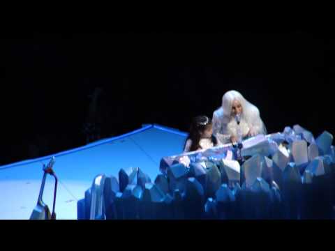 ArtRave Tour: Lady Gaga canta con una piccola fan