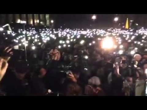 Pino Daniele: il flash mod in Piazza del Plebiscito