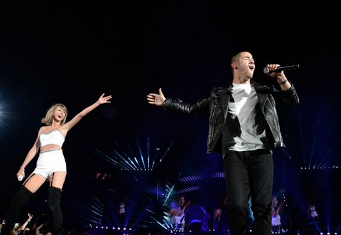 Taylor Swift e Nick Jonas duettano in Jealous al 1989 Tour