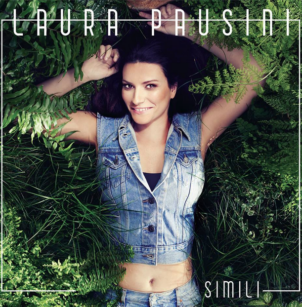 Laura Pausini raggiante sulla cover di Simili