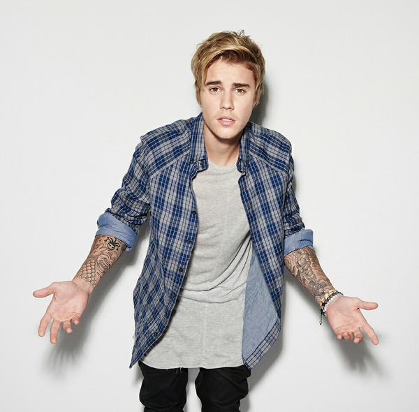 Justin Bieber insegna al pubblico come battere le mani in uno show spagnolo